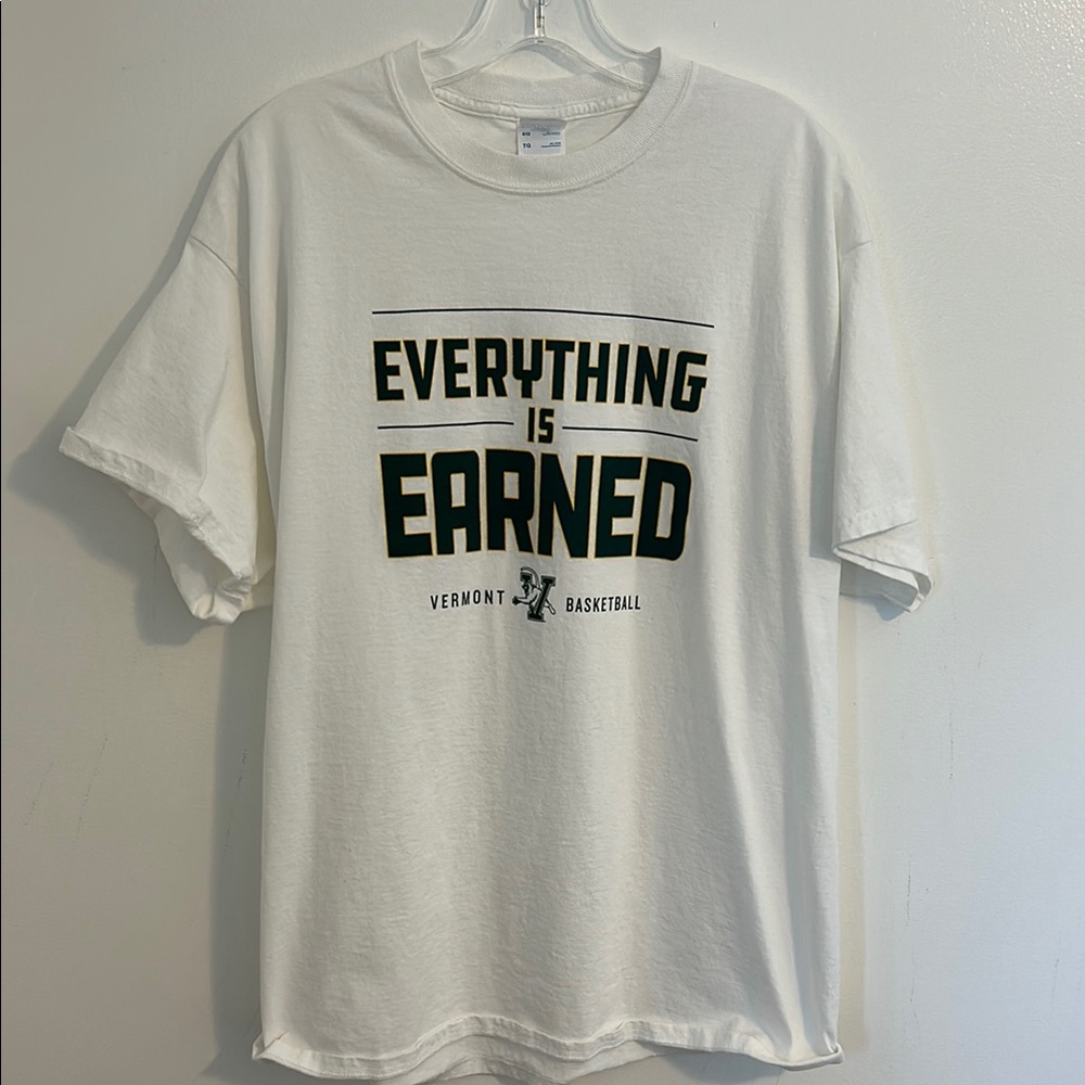 Vermont University Catamounts “Everything is Earned” white Basketball Tee Sz XL